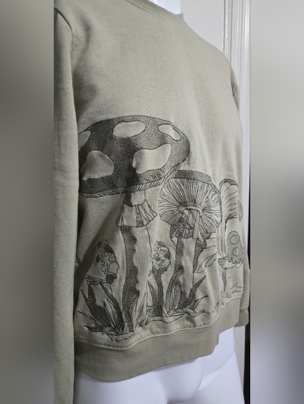 Blind Rooster Mushroom Embroidered Crewneck Sz Small - Picture 2 of 6